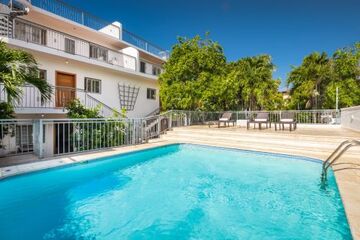 Fully Renovated 3 bedroom 2 bath 250 square meters plus additional rooftop